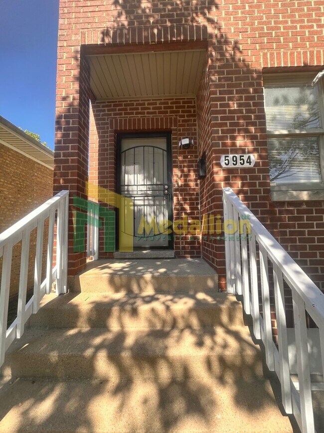 5954 S Maplewood Ave