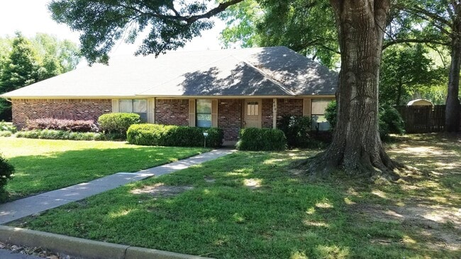 South Tyler! Beautiful 3 Bedroom, 2 1/2 Ba... - South Tyler! Beautiful 3 Bedroom, 2 1/2 Ba...