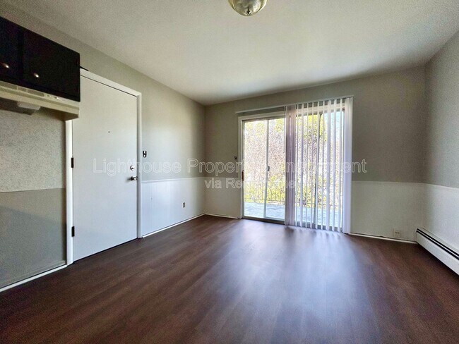 Photo - 143 Exchange St SE Unit B