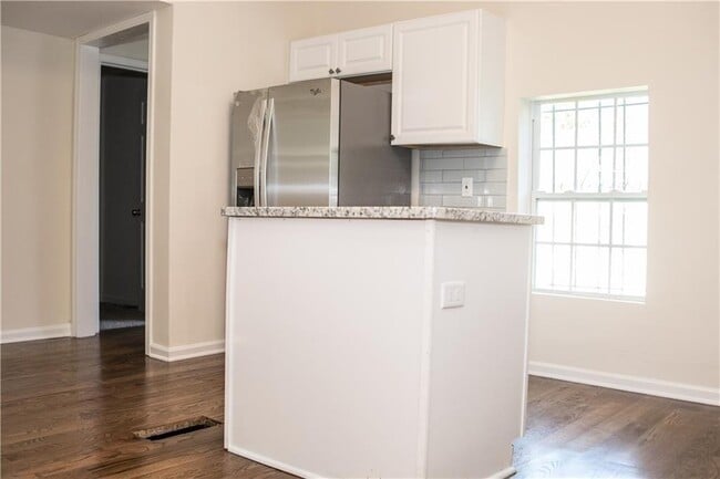 Photo - 911 Smith St SW