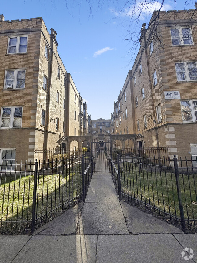 Building Photo - 7405 N Damen Ave Unit BSMNT Rental
