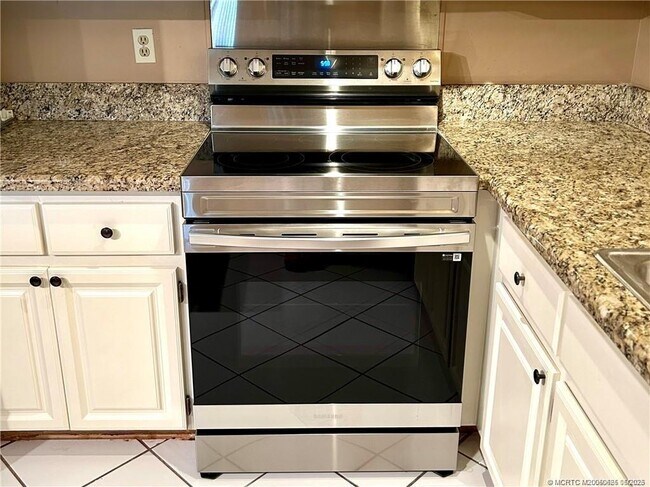Building Photo - 200 SE Four Winds Dr Unit 210 Rental