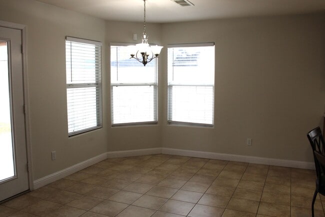 Photo - Beautiful Spacious Home for Rent Near Hosking and Mckee Area