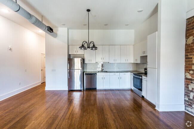 1BR, 1BA - 690SF - Kitchen, Dining Room