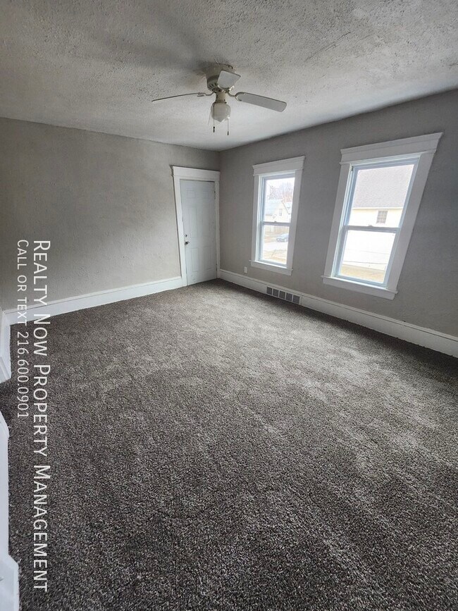 Photo - 8918 Folsom Ave Unidad Uppr REAR