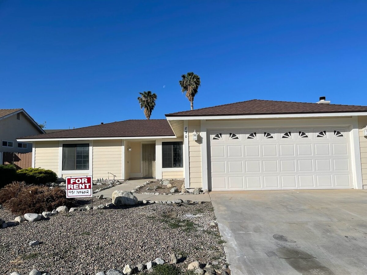 Beautiful home with fenced in backyard! - Beautiful home with fenced in backyard!