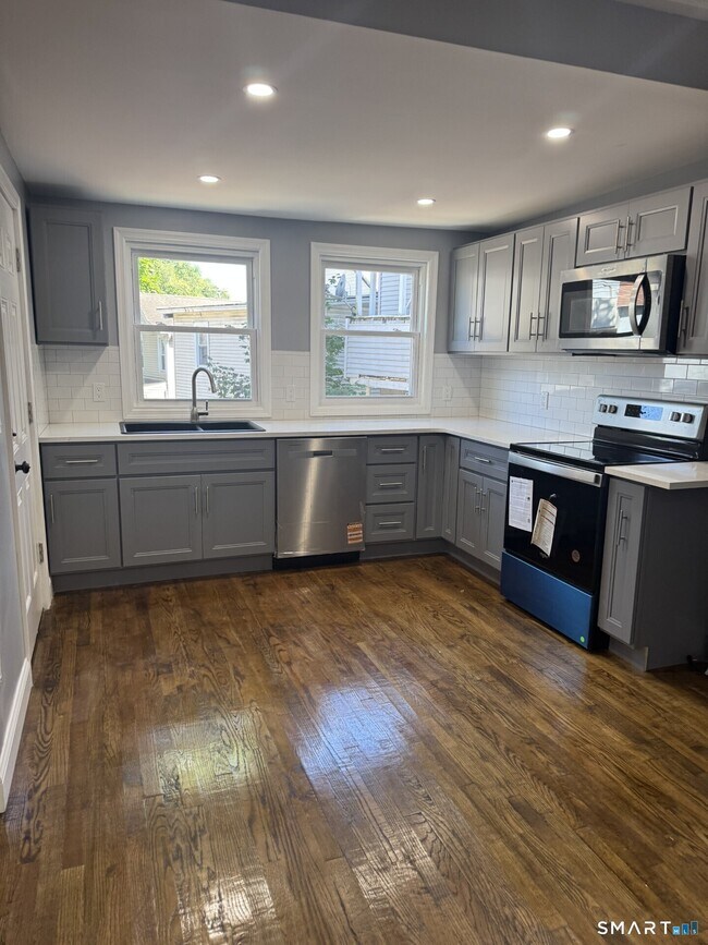 8 Bridgeport Ave