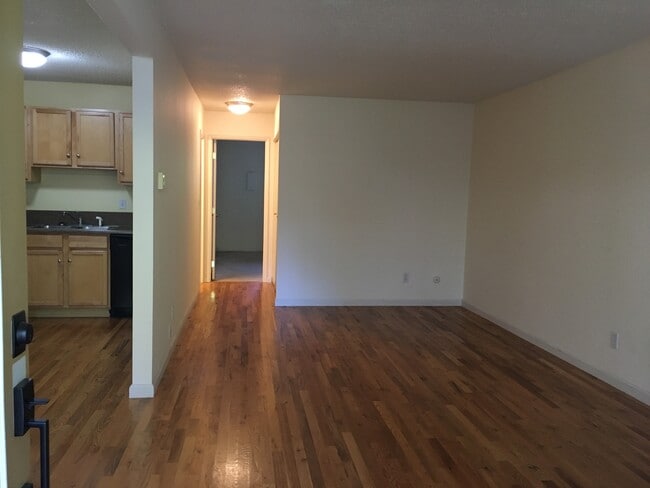 Building Photo - 3111 Southeast Belmont Street Unit #5 Rental