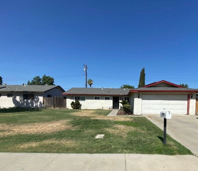 Building Photo - SE Visalia home coming soon!!