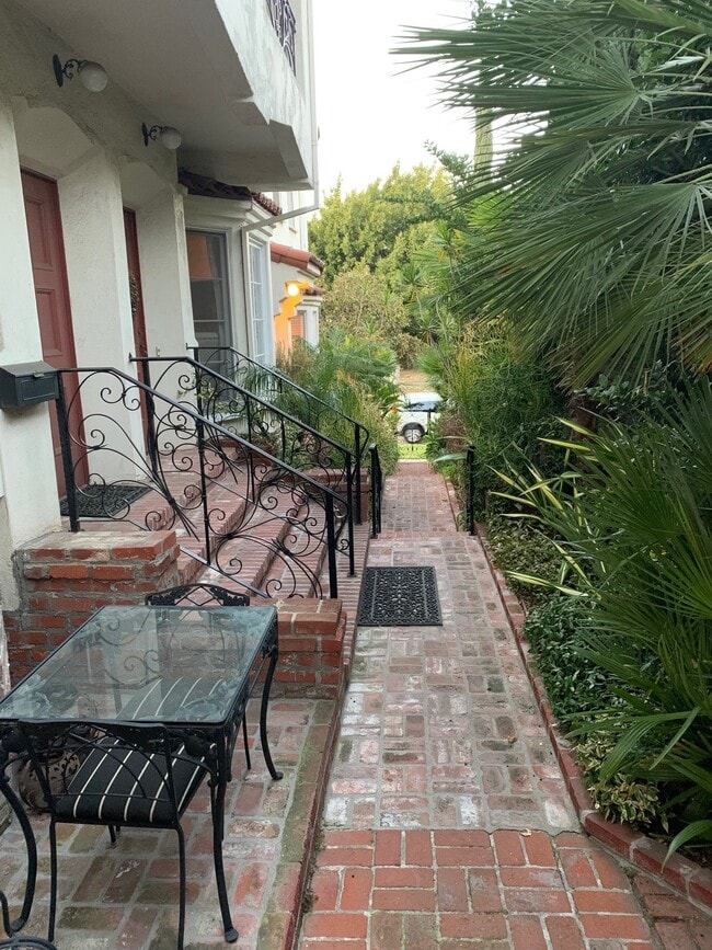 Building Photo - 9560 1/2 W Olympic Blvd