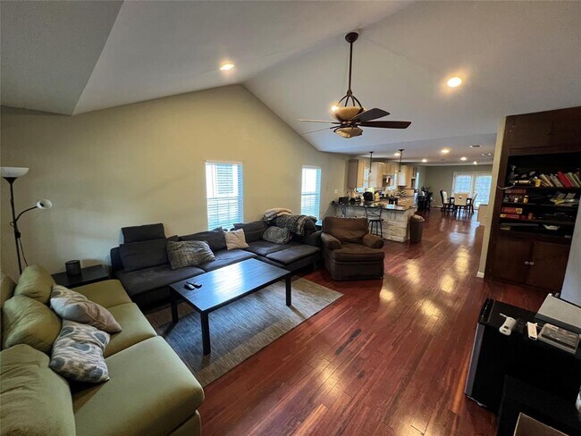 Photo - 922 E 50th St