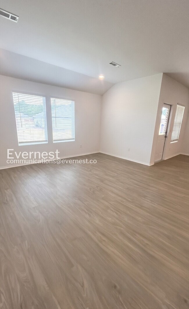 Photo - 108 E Sunbelt Ct