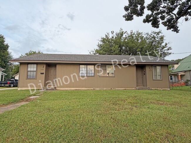 Building Photo - 1523-1523 N Clay Ave Unit 1521 N Clay Ave
