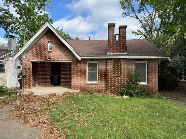 Building Photo - Updated Farm House in Central Waco