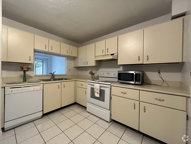 Building Photo - 8032 NW 29th St Rental