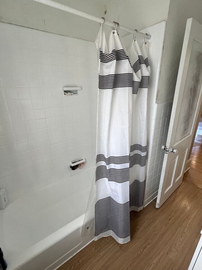 Photo - Pennington Rd, Ewing, NJ – 6BR / 2BA. Large single-family home near TCNJ with spacious driveway