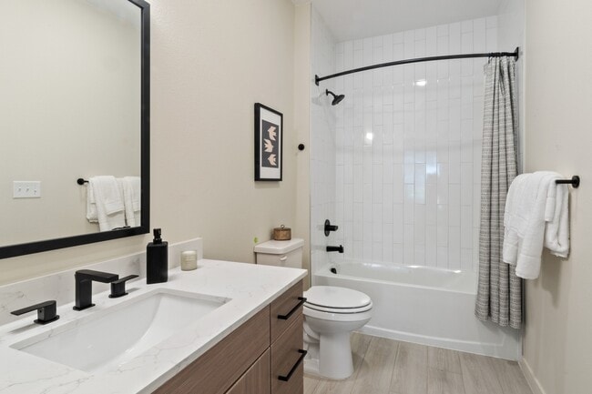 BroadwayPark_interior_bathroom