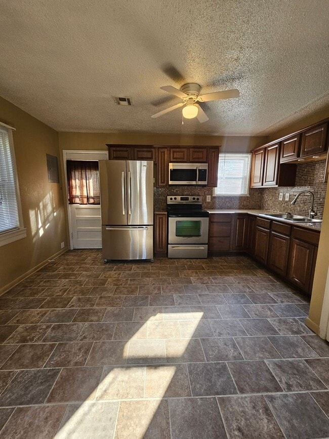 Photo - (2) Bed/(1) Bath Avail NOW!