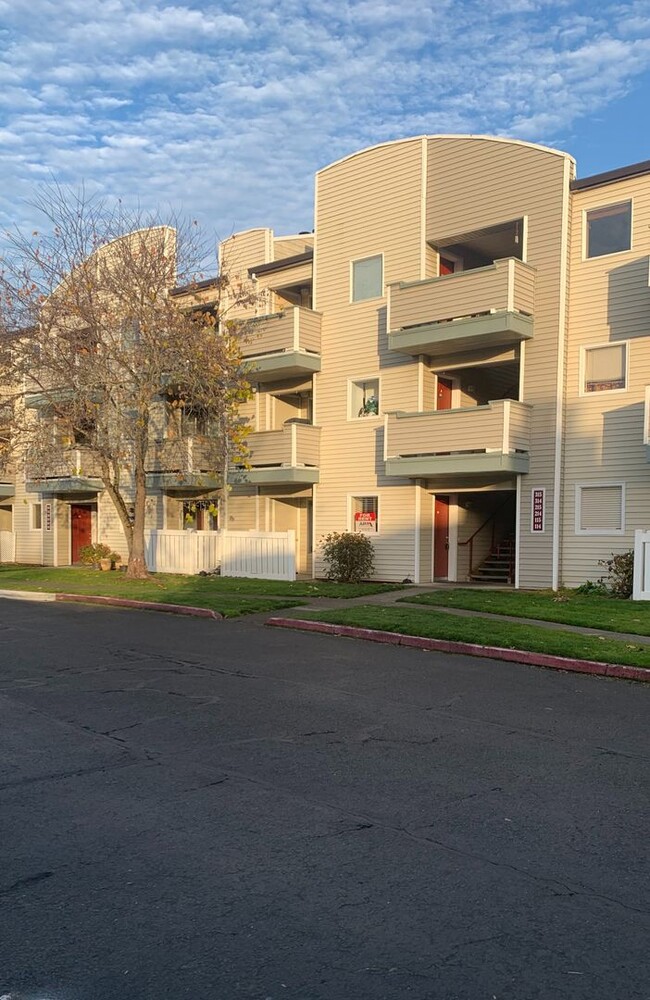 Photo - 6048 SE Drake St Unit 114