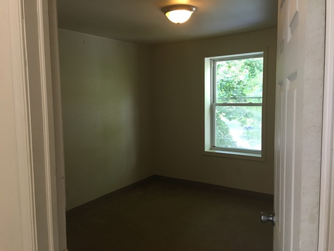 Building Photo - 326 E Locust St Rental