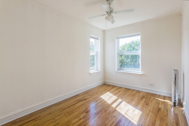 Photo - Wolcott Court - 1828 W Lawrence Ave