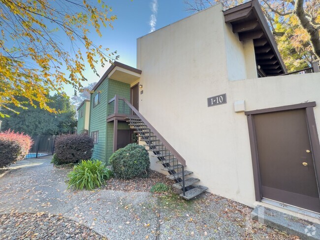 Building Photo - Spectacular Woodoak Condo