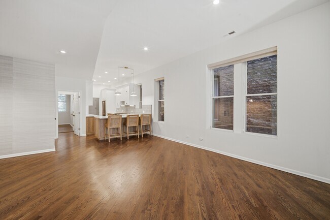 Photo - 626 W Buckingham Pl