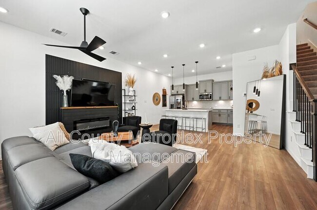 Photo - 7513 Laburnam Rd