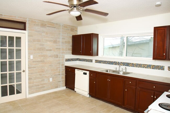 Photo - 527 W 6th St