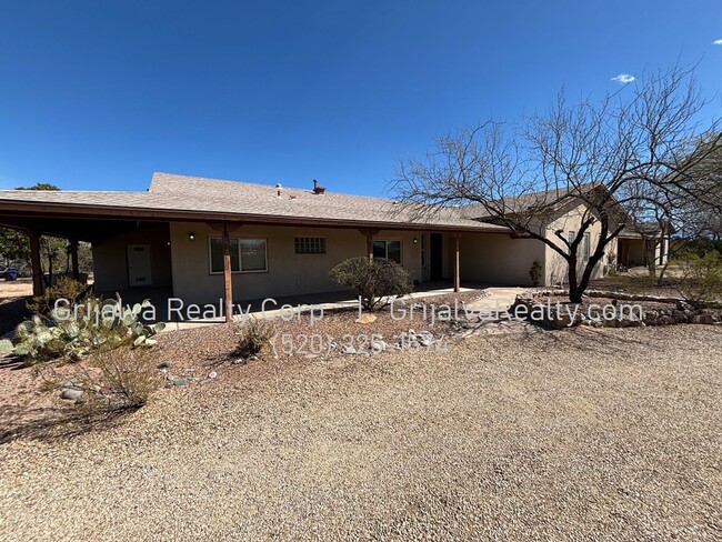 Building Photo - Huge Retreat Style Property for Rent in Ce... Rental