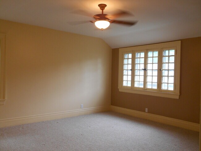 Apt D Master Bedroom - Hedstrom Manor Estates