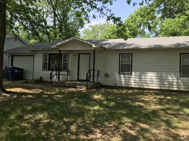 Building Photo - 3 bedroom/2 bathroom house near KU