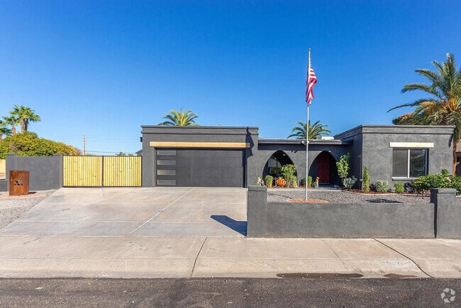 Building Photo - Stunning 4-bedroom home with pool
