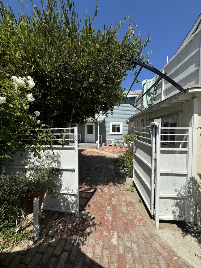 Building Photo - 822 1/2 E Kensington Rd