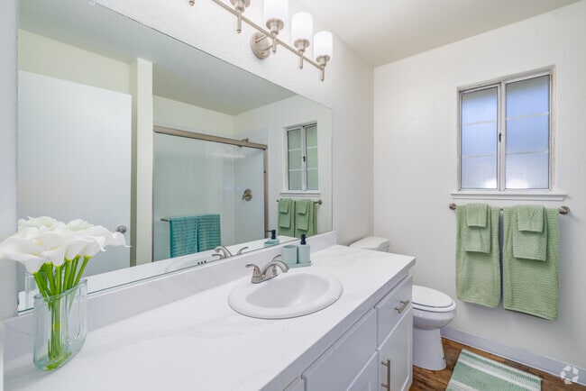 2BR, 2BA - 1000SF - Bthroom