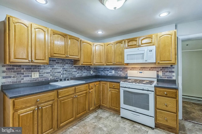 Building Photo - Spacious & Updated Grays Ferry Rowhome Near Parks and Center City — Accepting ALL PHA voucher hol...