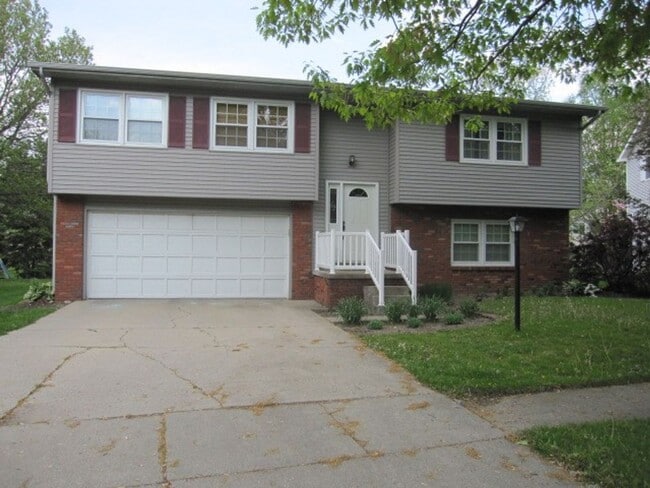 Spacious 4-Bedroom Home in Champaign - Spacious 4-Bedroom Home in Champaign