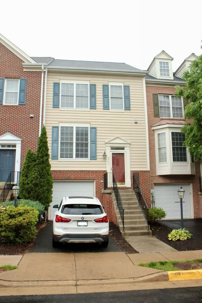 Building Photo - Beautiful 3-Level Townhouse with Finished Basement & Garage