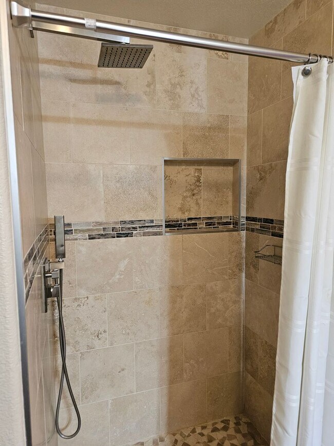 Photo - Spacious 5 bd room 2.5 bathroom home