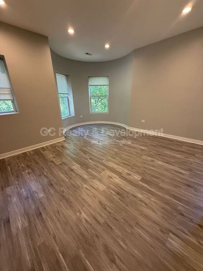 Photo - 4753 S St Lawrence Ave Unit 3