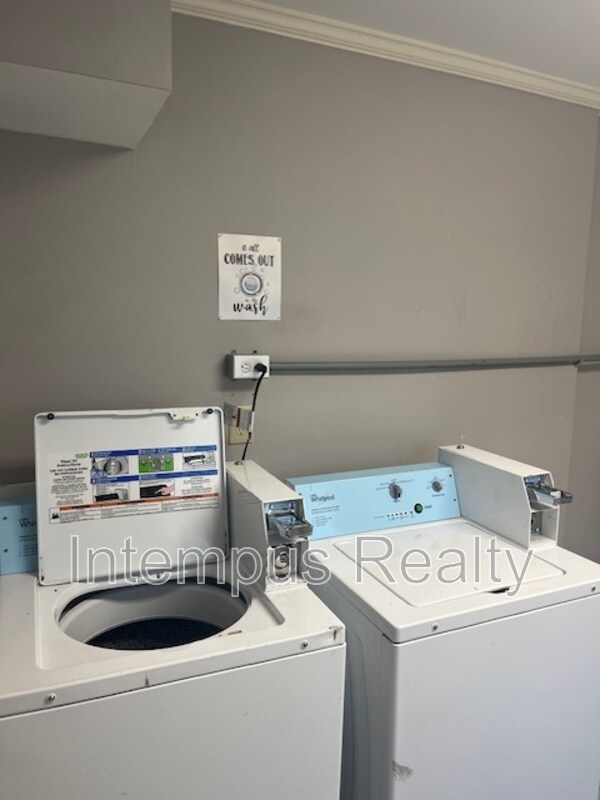 Photo - 952 Houck St