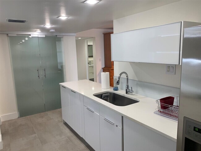 Photo - 1000 Parkview Dr Unit 319