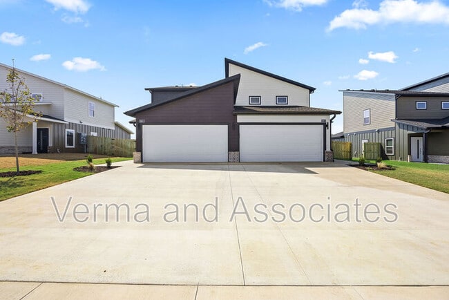Building Photo - 1801 SW Poigai Wy Rental