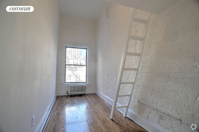 Building Photo - 304 W 30th St Rental