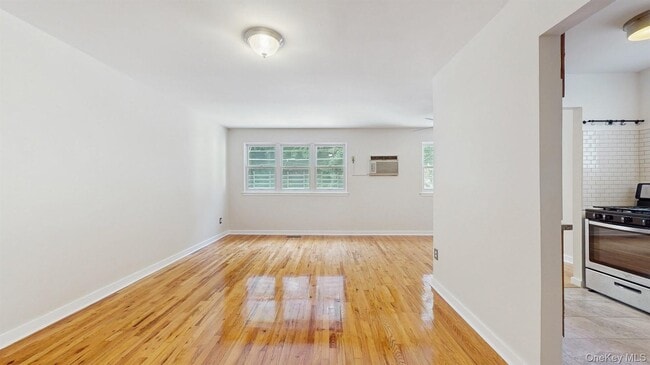 Photo - 273 W 254th St