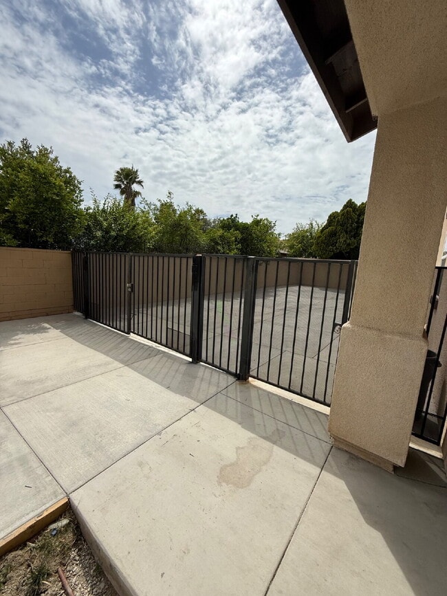 Building Photo - New Gas Range & Refrigerator.  Spacious rooms, private yard and RV parking.  Must see - Won't las... Unit U1