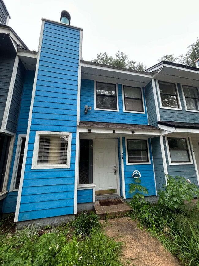 Building Photo - Spacious 2 bedroom townhouse with an additional loft located near TCC! Unit 3