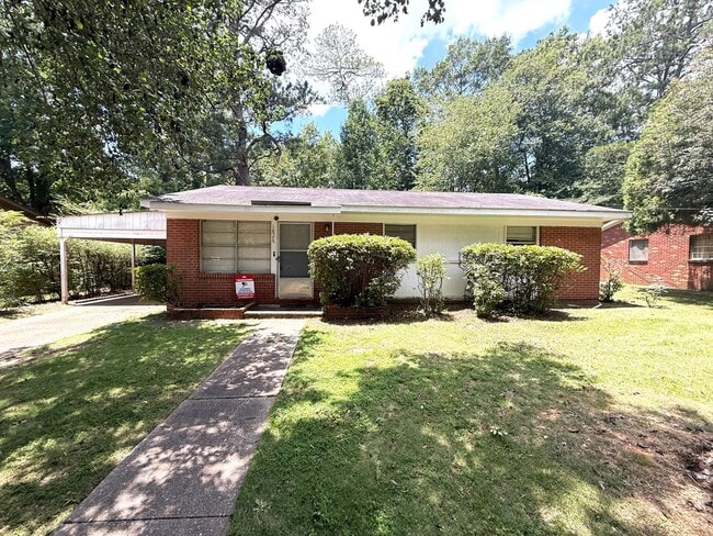 Building Photo - ** 3 Bed 1 Bath located in Grove Hill Estates ** Call 334-366-9198 to schedule a self tour