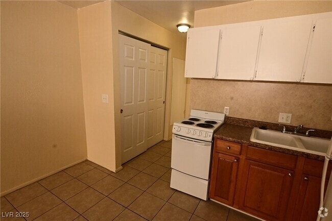 Building Photo - 3021 E Carey Ave Unit 4 Rental