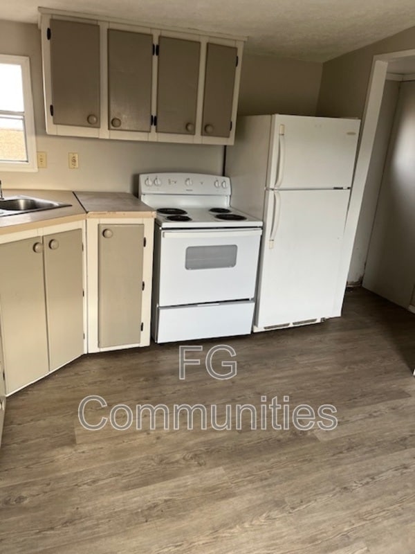 Photo - 100 2nd Ave SE